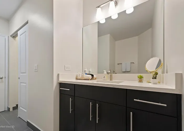 The Bernardin Gold Coast Luxury Near Magnificent Mile Apartment *