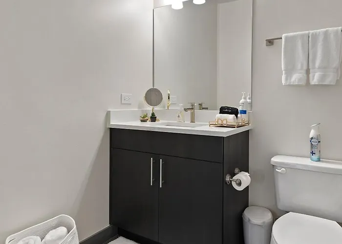 The Bernardin Gold Coast Luxury Near Magnificent Mile Apartment *