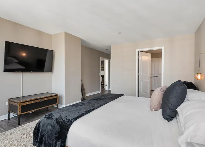 The Bernardin Gold Coast Luxury Near Magnificent Mile Apartment