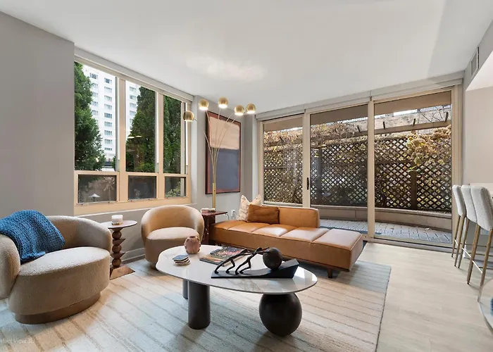 The Bernardin Gold Coast Luxury Near Magnificent Mile Apartment