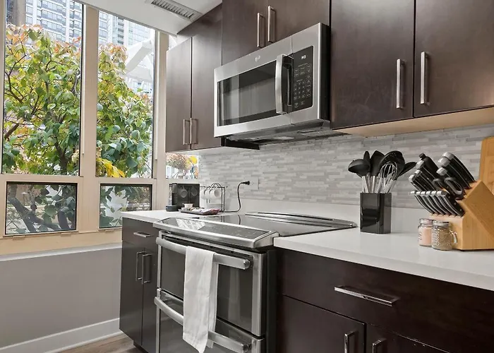 The Bernardin Gold Coast Luxury Near Magnificent Mile Apartment